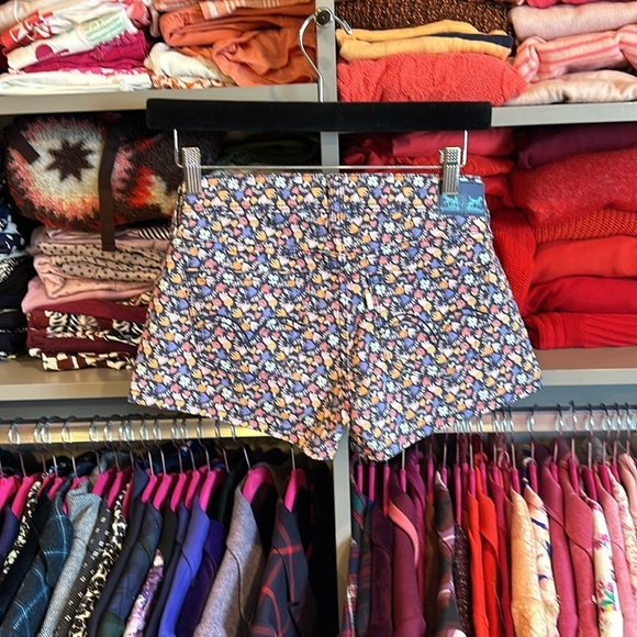 Levi’s purple/navy/pink flowered 2 1/2” size 26 shorts​ - Picture 3 of 4